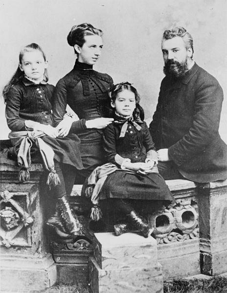 Alexander_Graham_Bell_and_family_1885